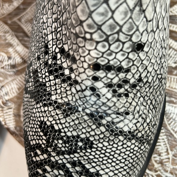 SHAYANNE WHITE LEATHER, FAUX SNAKESKIN DESIGN, WESTERN COWBOY BOOTIES SIZE 7.5 - Picture 9 of 10